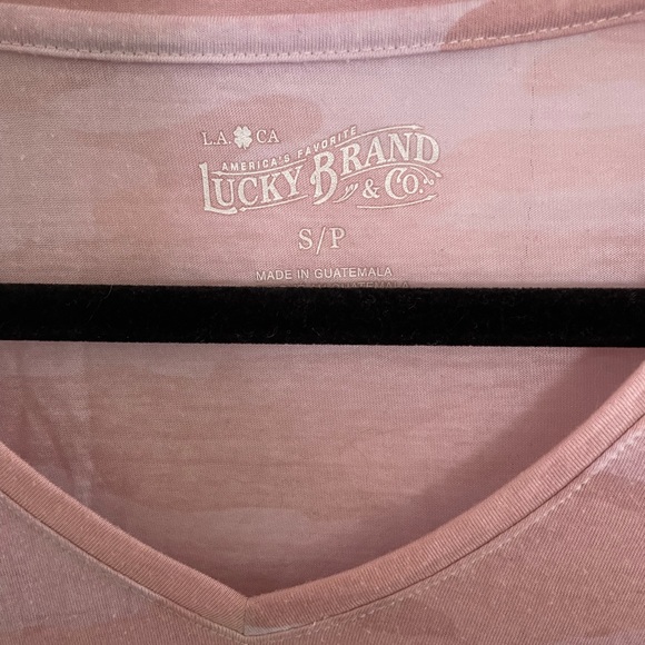 Small Lucky Brand Pink Camouflage V neck Top - Picture 3 of 6